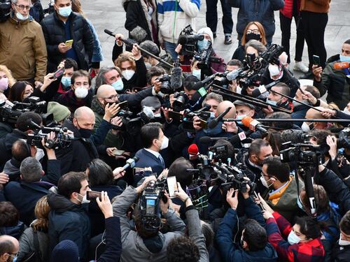 Conte se ne infischia delle norme anti-Covid. E fa una conferenza in mezzo alla folla