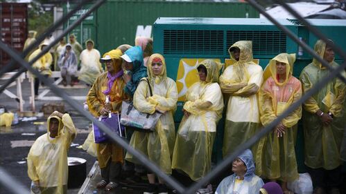 La messa "bagnata" del Papa a Tacloban 5