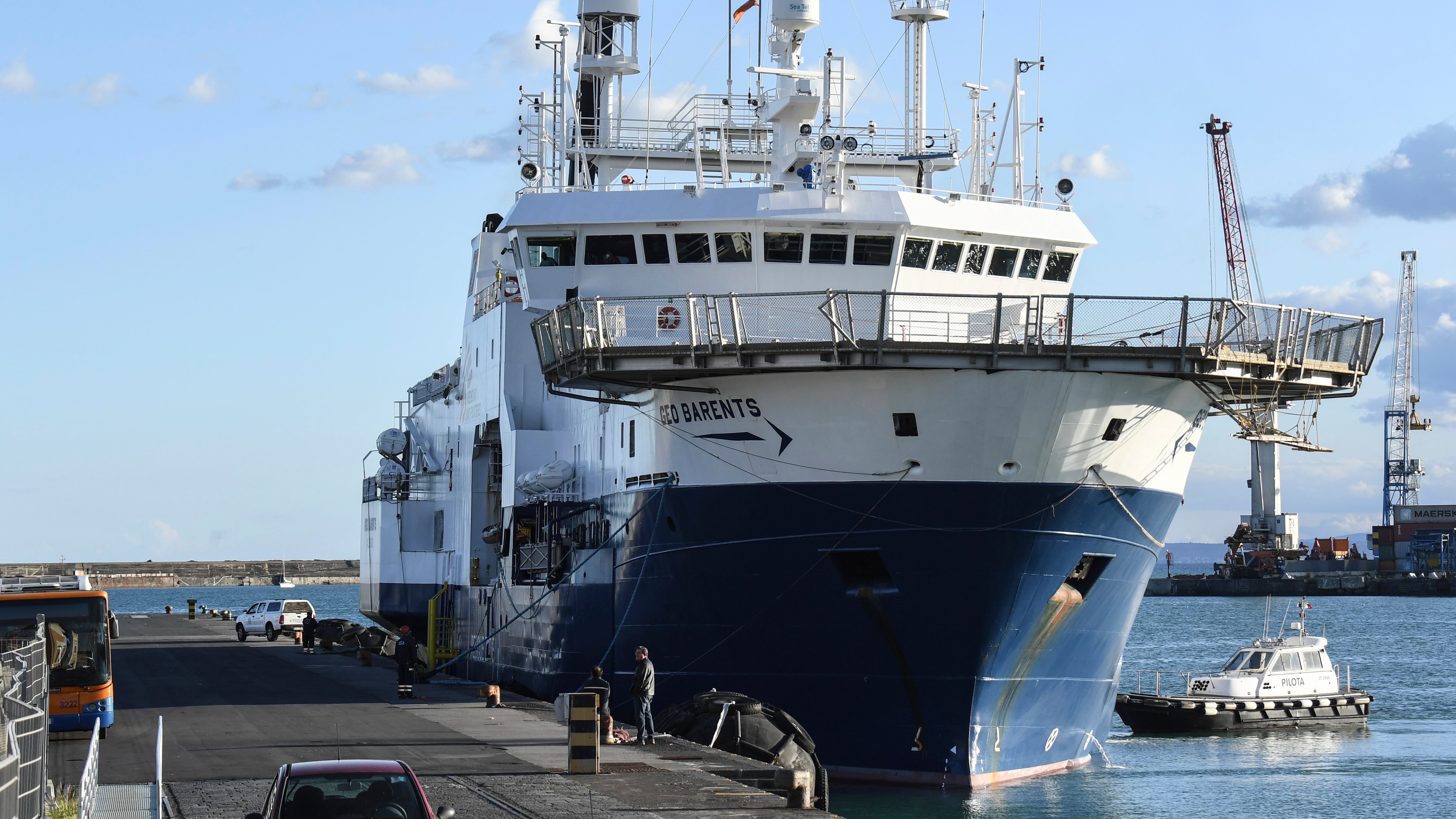 "Leggi assurde". La Geo Barents frigna contro il governo e lascia il Mediterraneo centrale