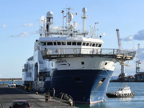 "Leggi assurde". La Geo Barents frigna contro il governo e lascia il Mediterraneo centrale
