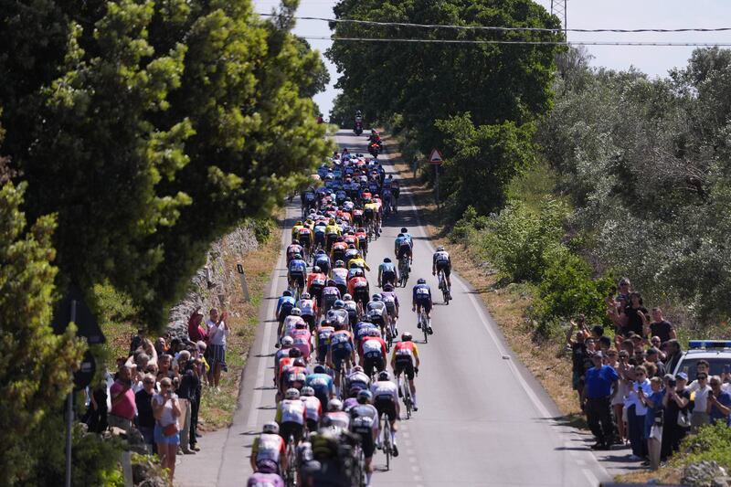 Giro 2025 tappa 4 gruppo