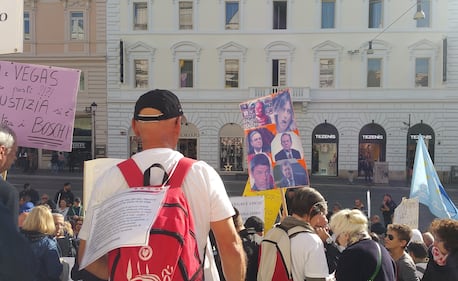 Salva Banche, risparmiatori in piazza: "Renzi, vogliamo indietro i nostri soldi" 5