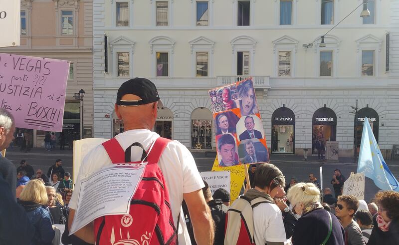 Salva Banche, risparmiatori in piazza: "Renzi, vogliamo indietro i nostri soldi" 5