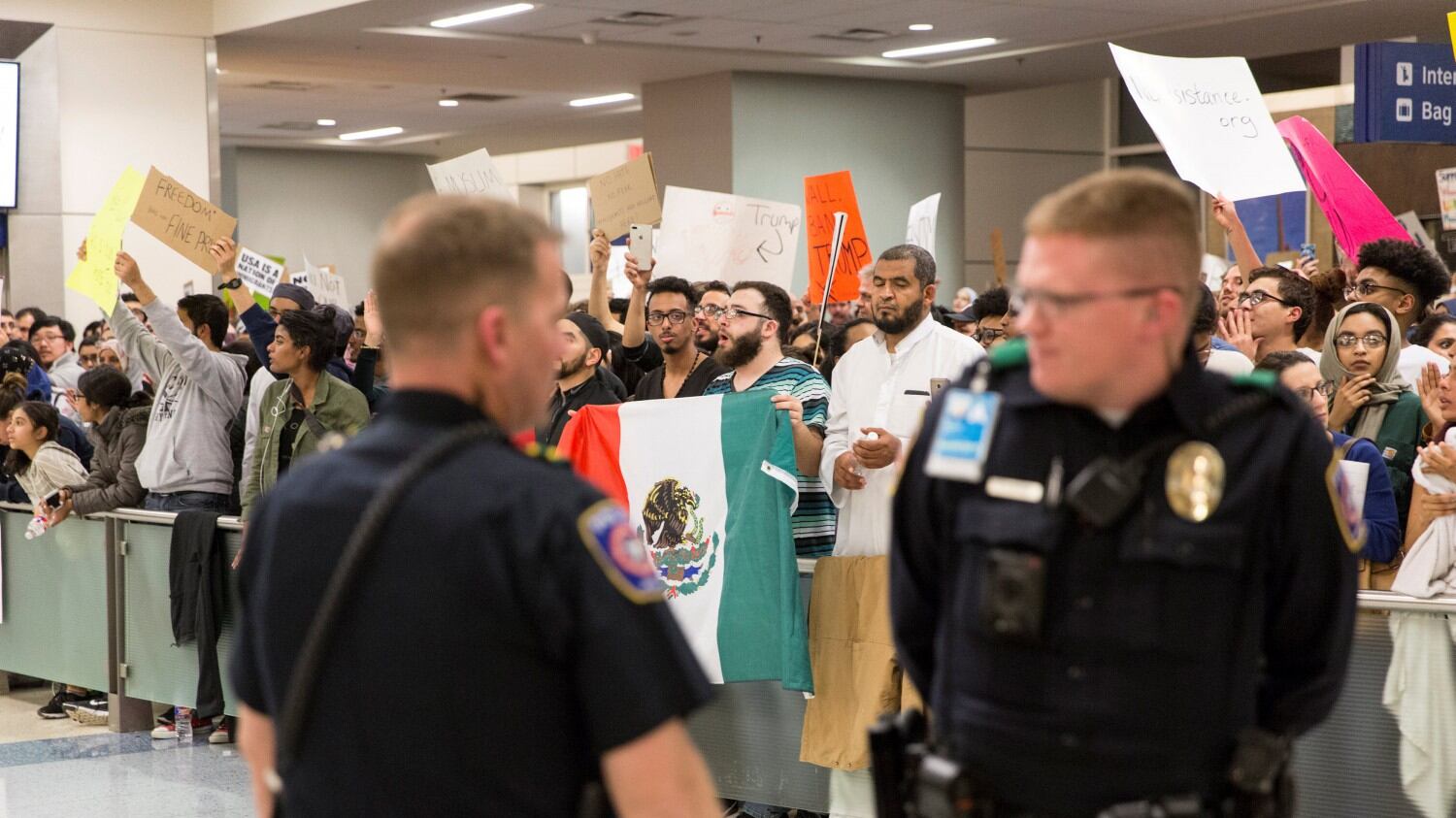 "No al bando dei musulmani". Proteste anti Trump negli aeroporti