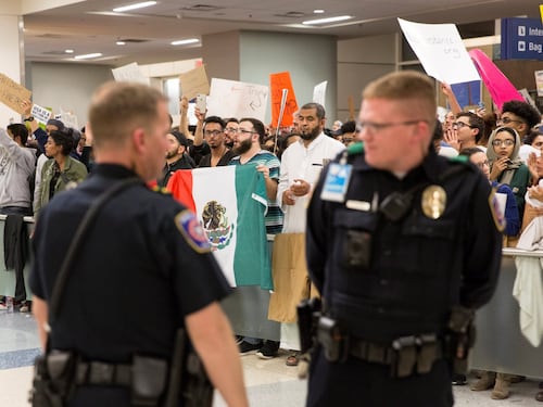 "No al bando dei musulmani". Proteste anti Trump negli aeroporti