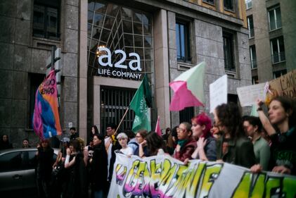 "Generazione meticcia e queer". A Milano sfila il corteo "transfemminista" 15