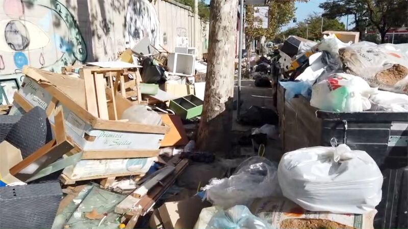 Palermo sommersa dai rifiuti: materassi e motorini in discarica 1