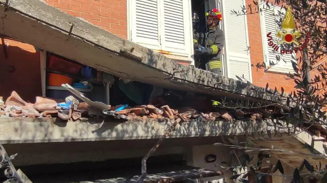 Roma, crolla balcone e travolge una donna: uccisa una 70enne