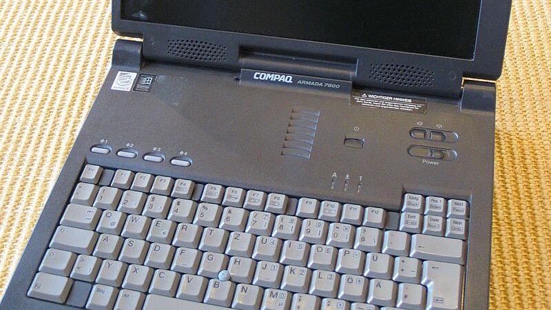 Un vecchio computer dell'esercito tedesco, pieno di dati militari, in vendita su eBay