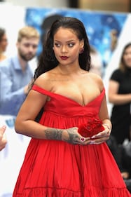 Rihanna, sexy scollatura sul red carpet 35