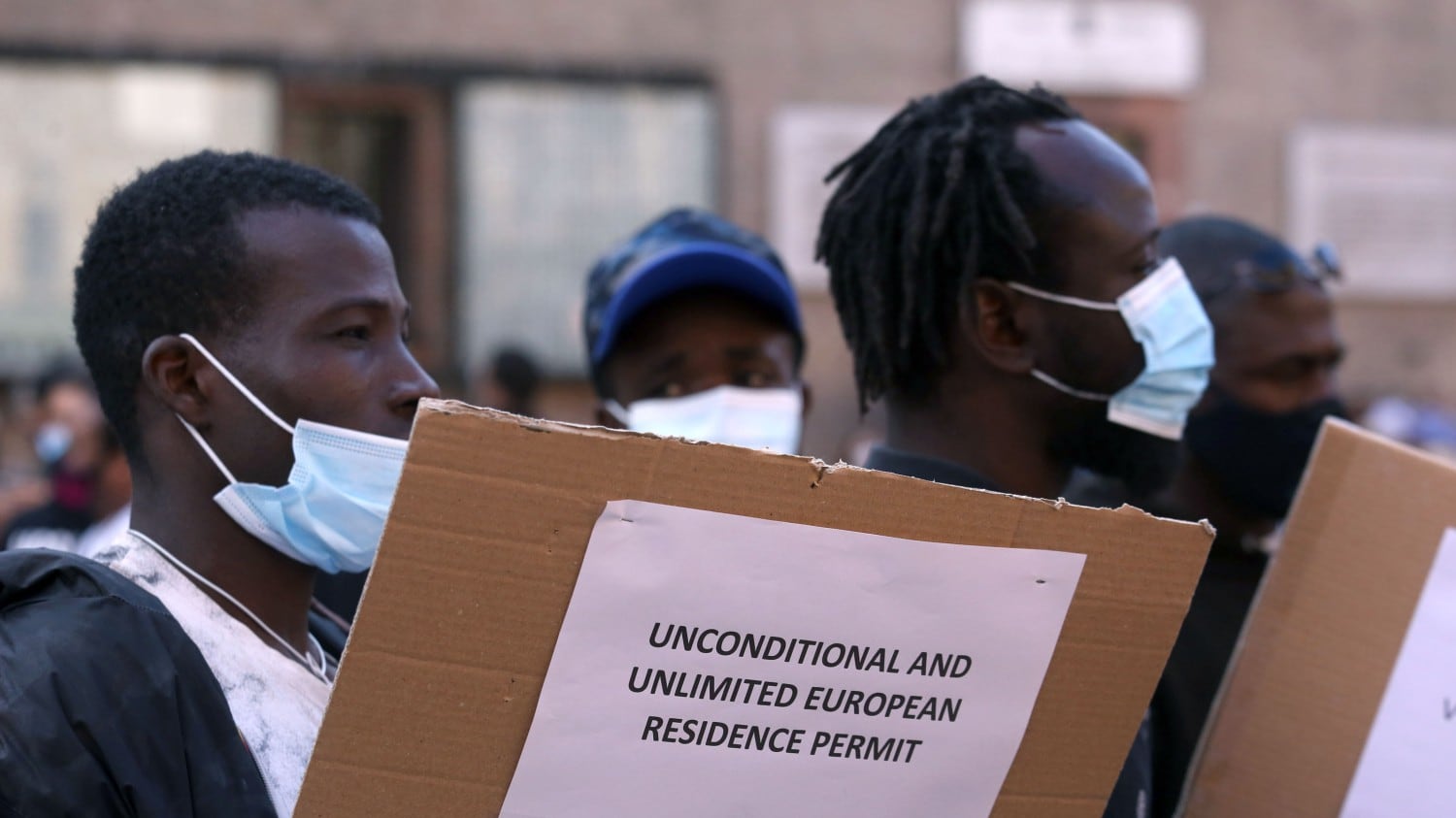 I giallorossi: "Regolarizziamo i migranti che erano in Italia a marzo"