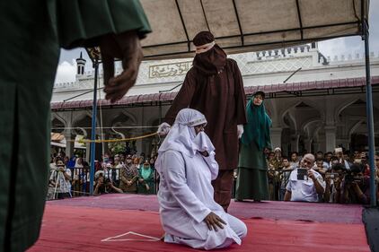 "Ha infranto la sharia". Donna bastonata in pubblico 1