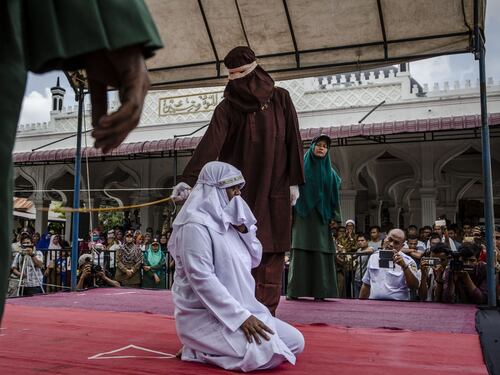 "Ha infranto la sharia". Donna bastonata in pubblico