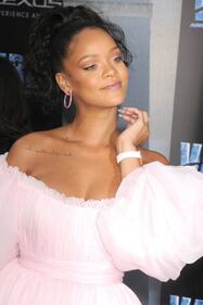 Rihanna, sexy scollatura sul red carpet 9