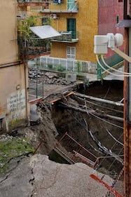 Napoli, maxi voragine in strada a Pianura 12