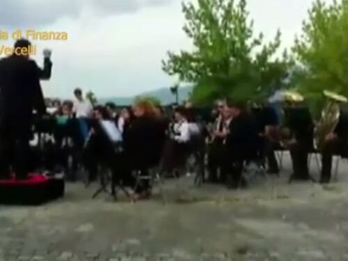 Assente per malattia da sei anni, la professoressa organizzava eventi