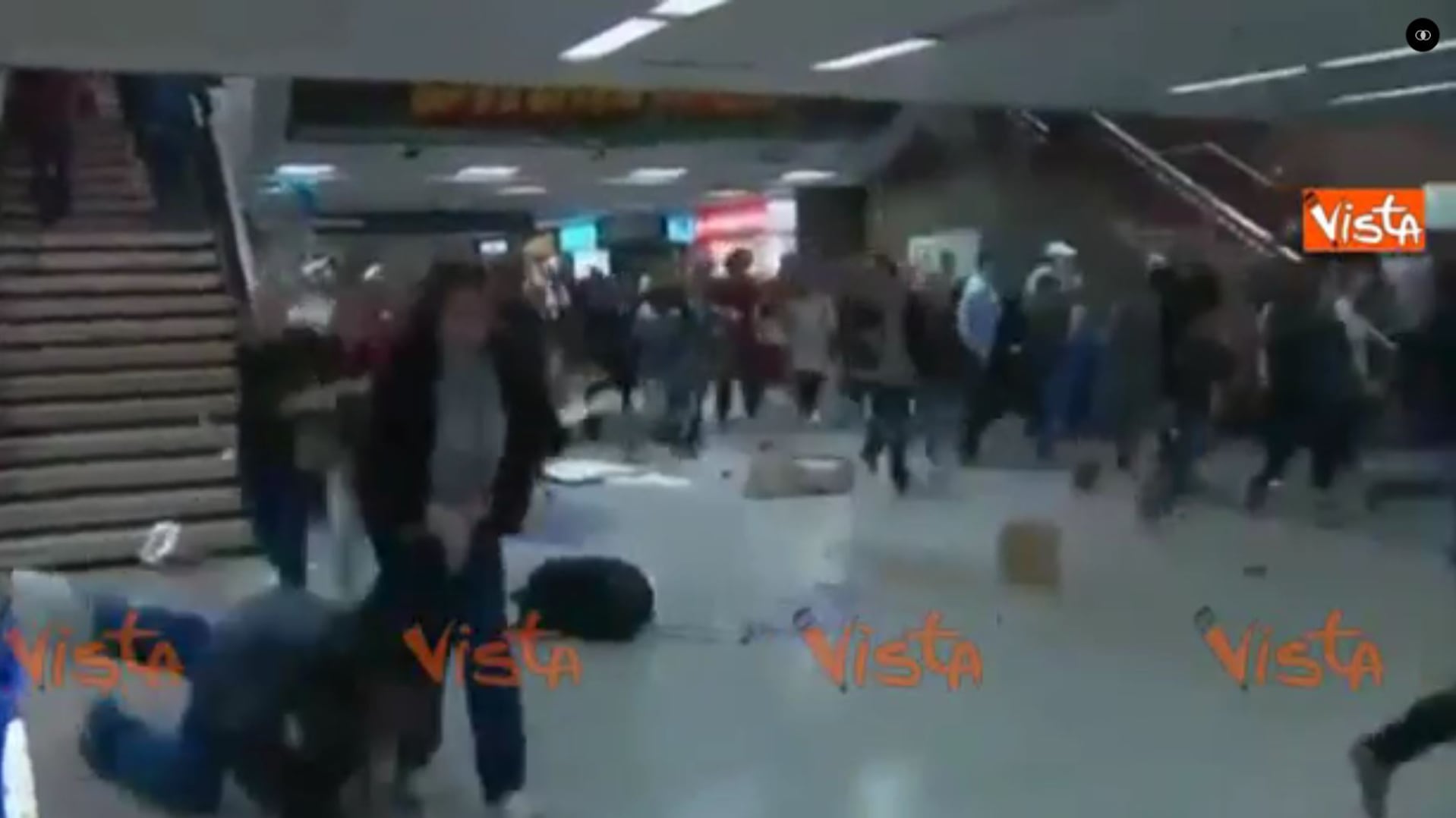 New York, teaser scambiato per colpi di pistola: panico in stazione