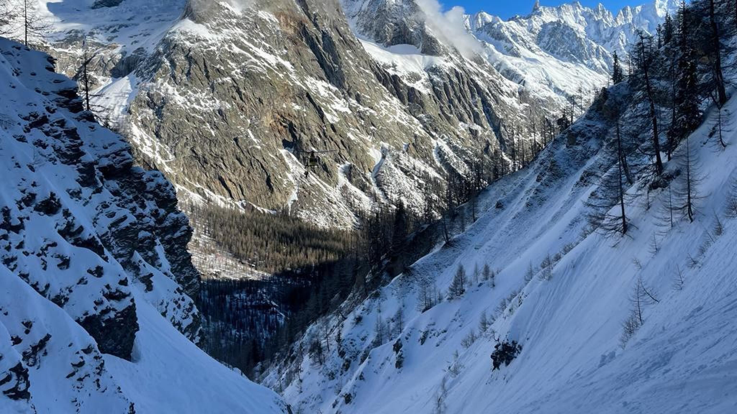 Valanga fuoripista sopra Courmayeur, coinvolti degli sciatori: due vittime