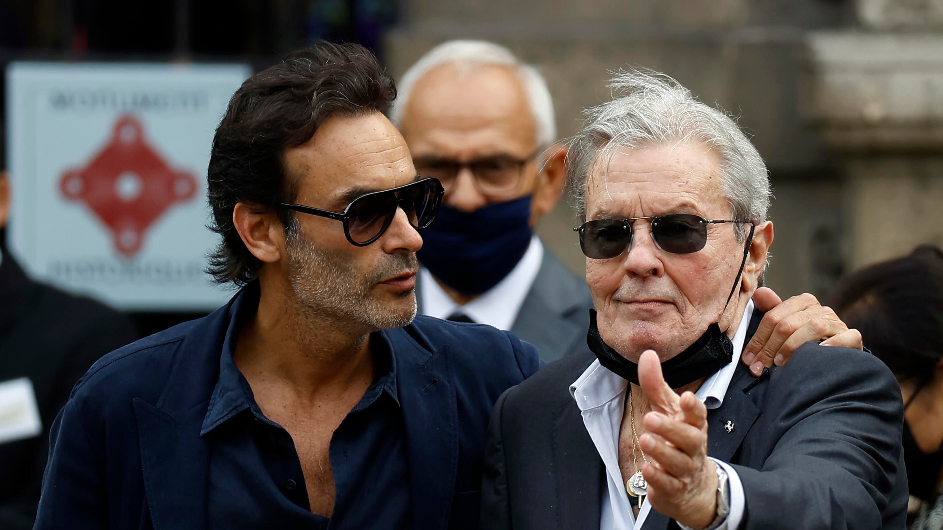 Delon sceglie l'eutanasia. "Mi aiuterà mio figlio"