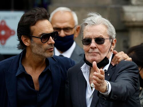 Delon sceglie l'eutanasia. "Mi aiuterà mio figlio"