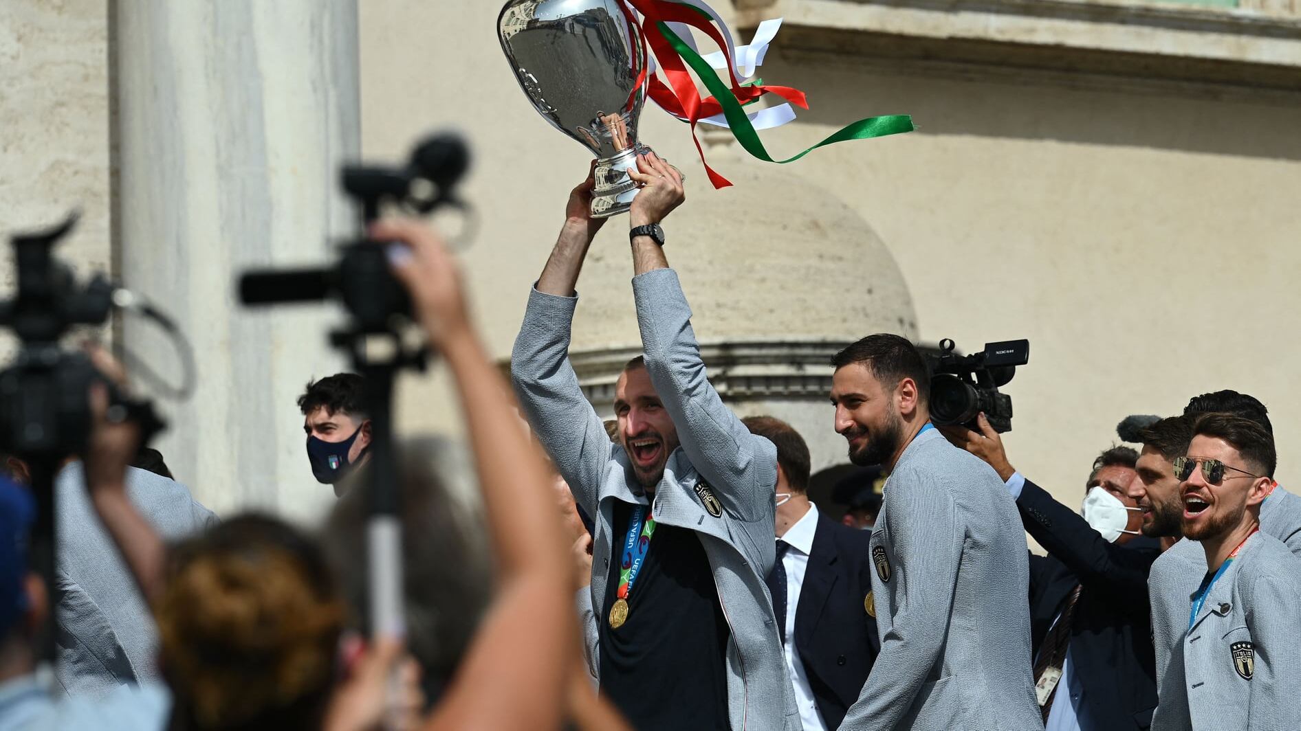 "Ci avete reso felici". L'Italia abbraccia gli Azzurri