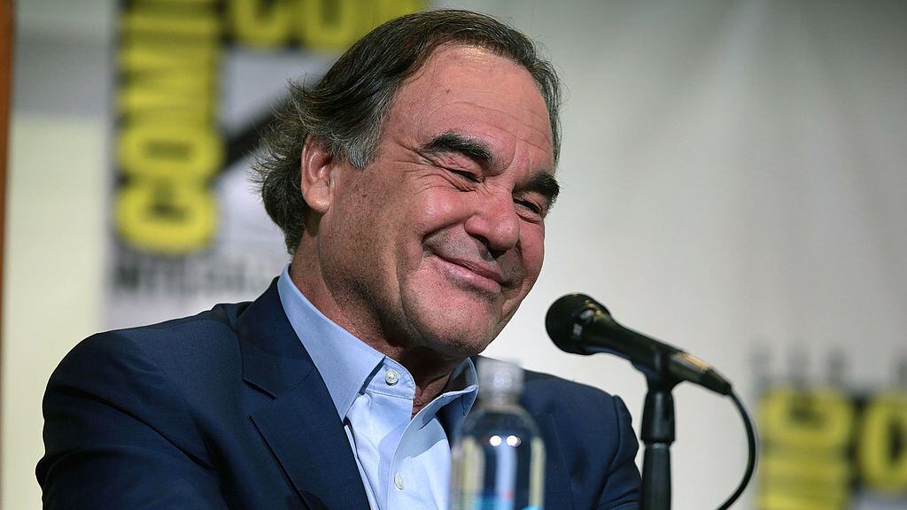 Oliver Stone difende Weinstein: "Basta pettegolezzi, aspettiamo il processo"