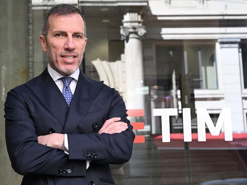 Poste rilancia l’offerta su Tim. Aumentata la parte in contanti