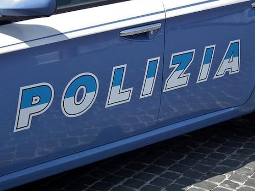 Firenze, beccati a rubare: marocchina si ferisce per distrarre gli agenti