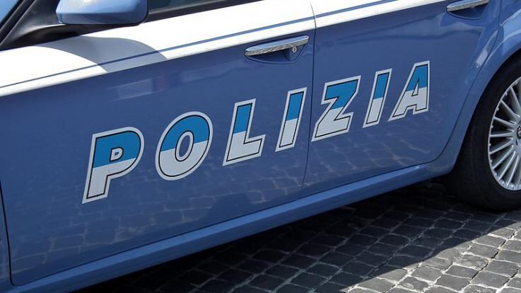 Entra nell'auto della ex col coltello: "Portami da tuo padre che lo ammazzo"