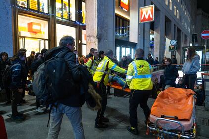 Milano, brusca frenata sulla linea rossa della metro a San Babila: venti persone coinvolte 2