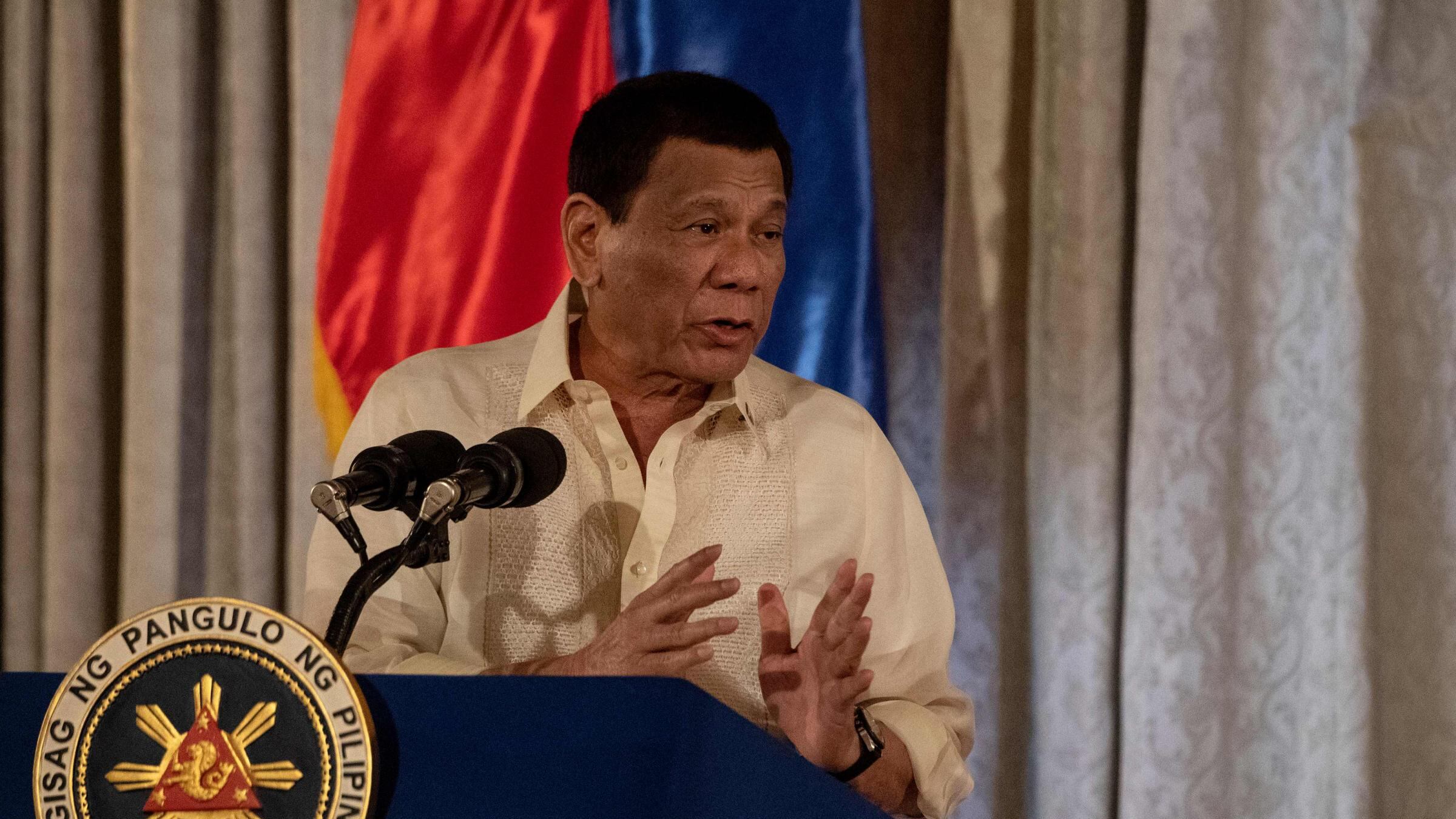 L'ultima di Duterte: "Disinfettate le mascherine con la benzina"