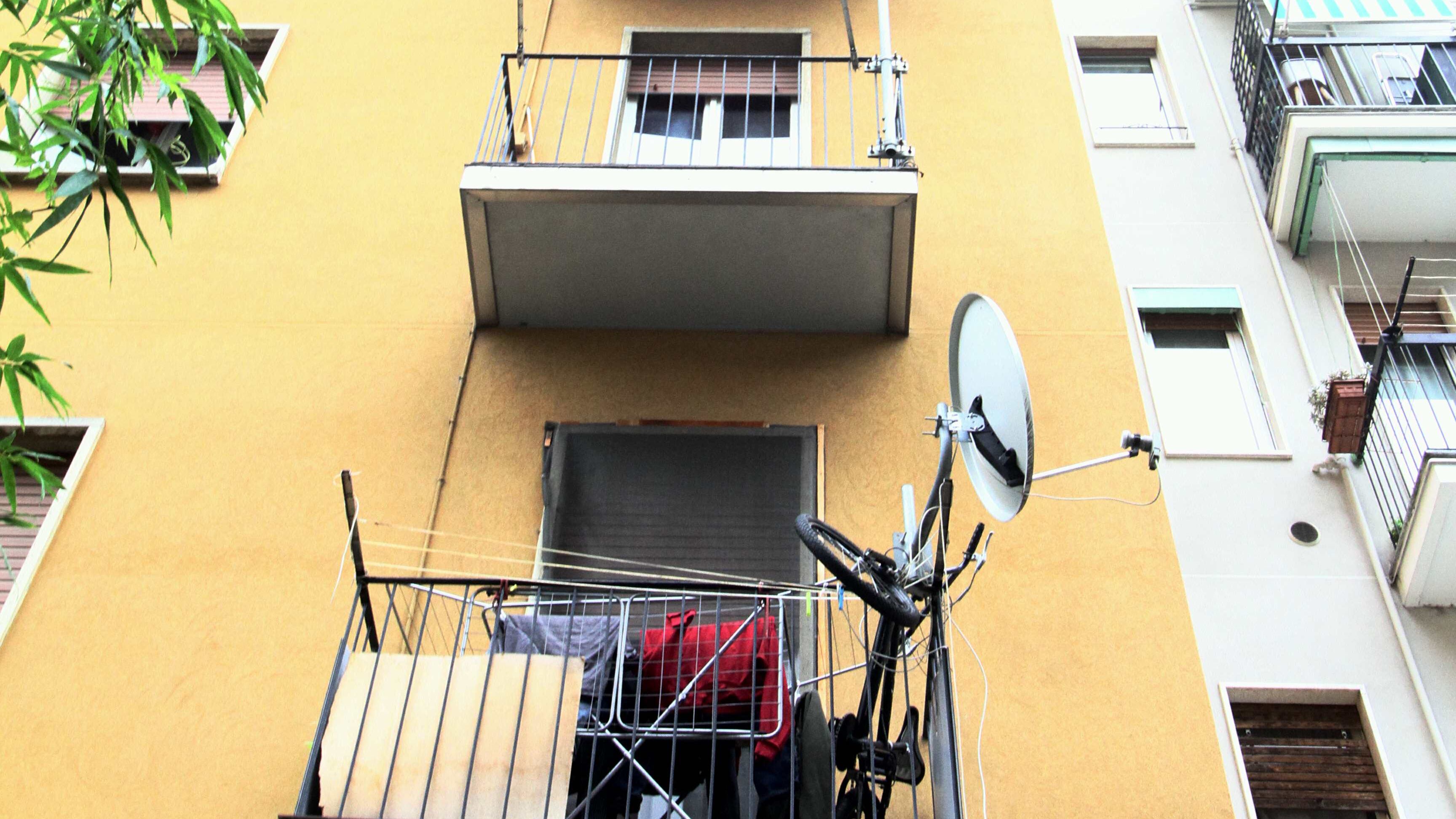 Cade dal settimo piano Bimbo di 4 anni salvato da una tettoia