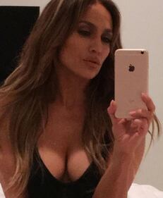 Jennifer Lopez super-sexy in costume 2