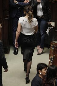 Boschi aggressiva: vestitino attillato e tacchi vertiginosi 1