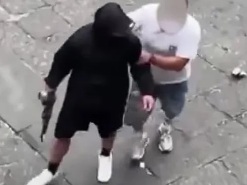 Col kalashnikov tra la gente: paura e tre arresti