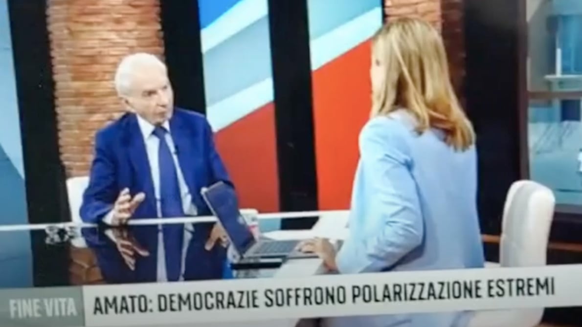 “Mademoiselle, quando stacchi?". L’imbarazzante fuorionda di Giuliano Amato