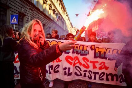 Gli studenti in corteo a Milano: alcuni indossano gilet gialli 1
