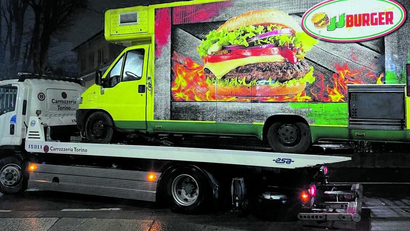 Controlli a un furgone dei panini al Corvetto. Vigili aggrediti dal gestore e dai clienti