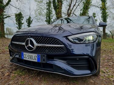 Mercedes Classe C 300e: le foto del plug-in della Stella 4