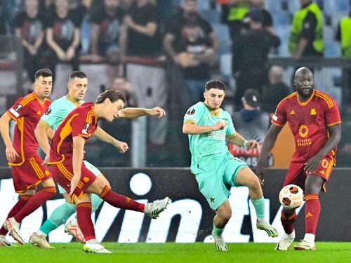 Alla Roma bastano 17 minuti perfetti per stendere 2-0 lo Slavia Praga