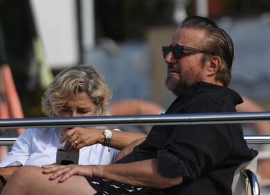 Vacanze in costume Ischia in pieno autunno per Christian De Sica e la moglie 9