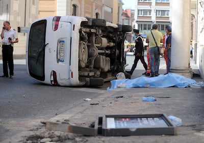 Roma, furgone travolge i passanti: morta una donna 8