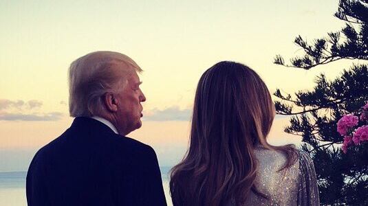 G7 Taormina, foto romantica di Donald e Melania davanti al tramonto sulla baia