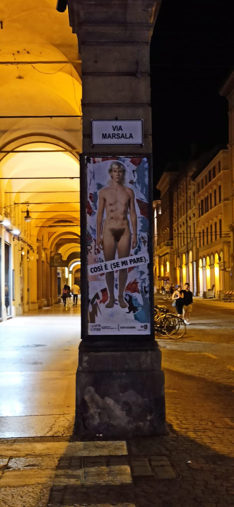 Uomini che si baciano e corpi transgender nudi affissi per le strade, il nuovo progetto delle femministe 3