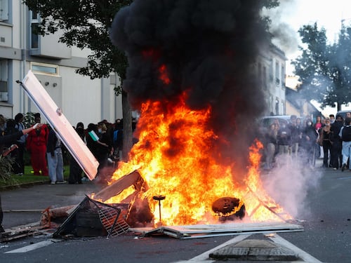 Francia in rivolta contro Macron. Scuole in fiamme: 2mila fermati