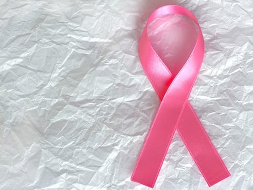 Rifarsi il seno aumenta il rischio di tumori