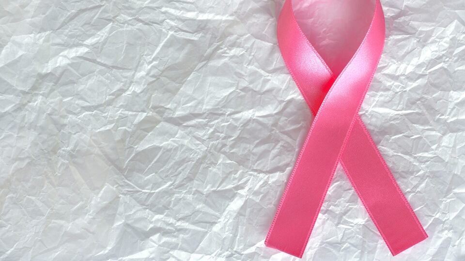 Rifarsi il seno aumenta il rischio di tumori