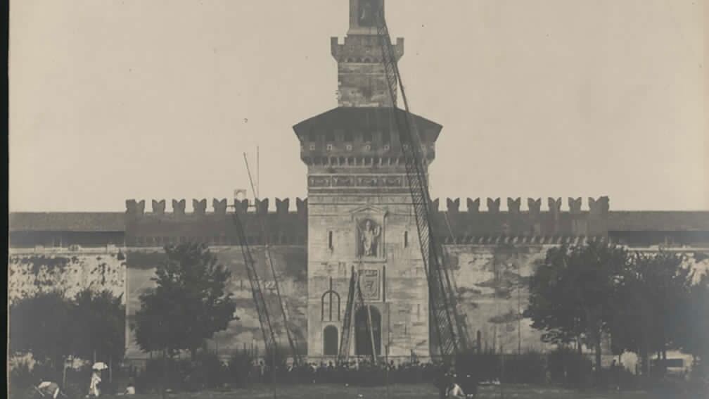 Quando la torre del Filarete si ritrovò fatta di legno e tela