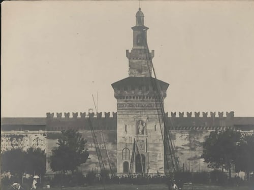 Quando la torre del Filarete si ritrovò fatta di legno e tela