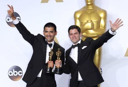 Oscar, i vincitori stringono le statuette 5